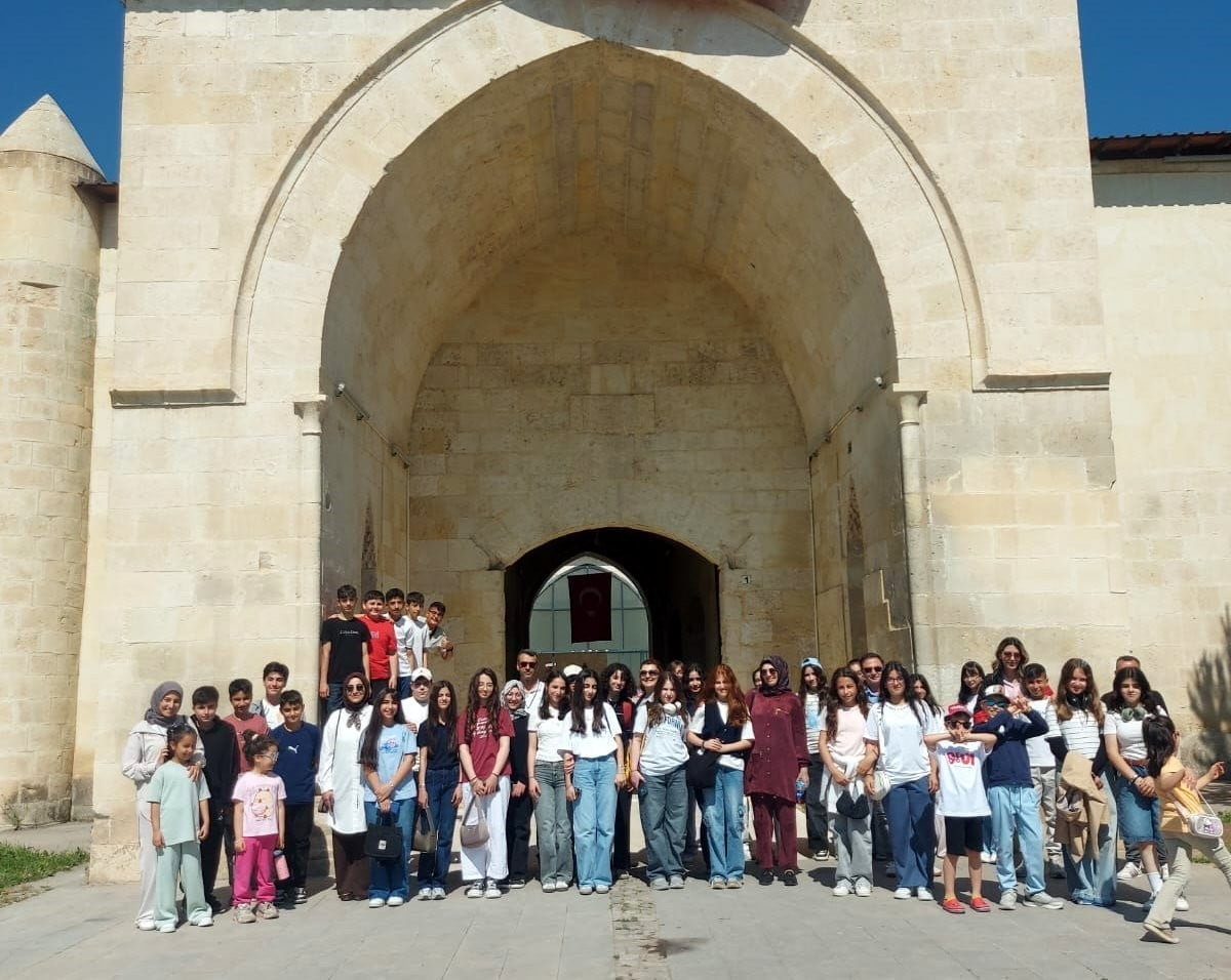 ÖĞRENCİLER MAMAHATUN TÜRBESİ VE KERVANSARAYI’NI YERİNDE İNCELEDİ
