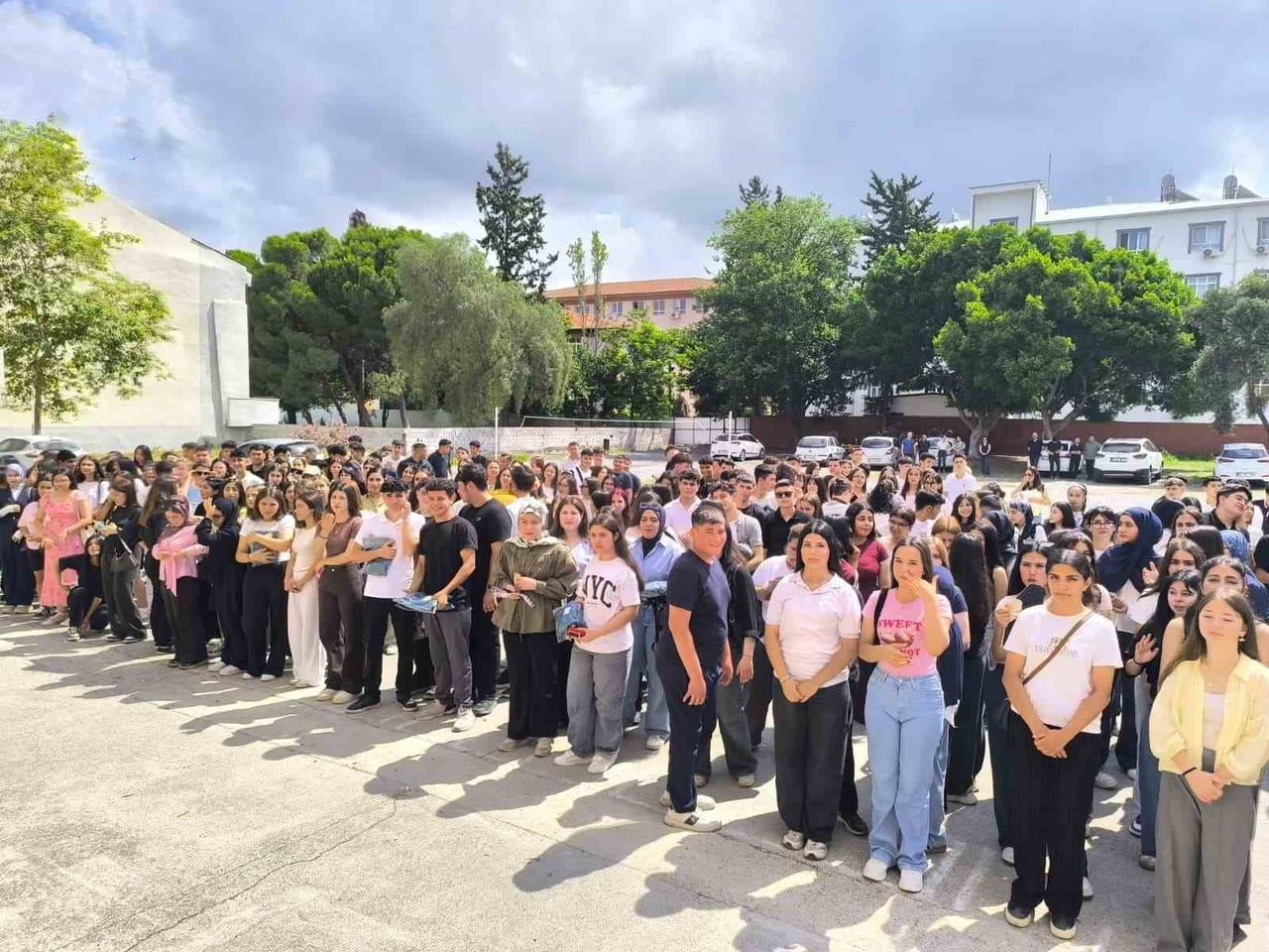 ÖĞRENCİLER ÖĞRETMENLERİNE VEDA ETTİ