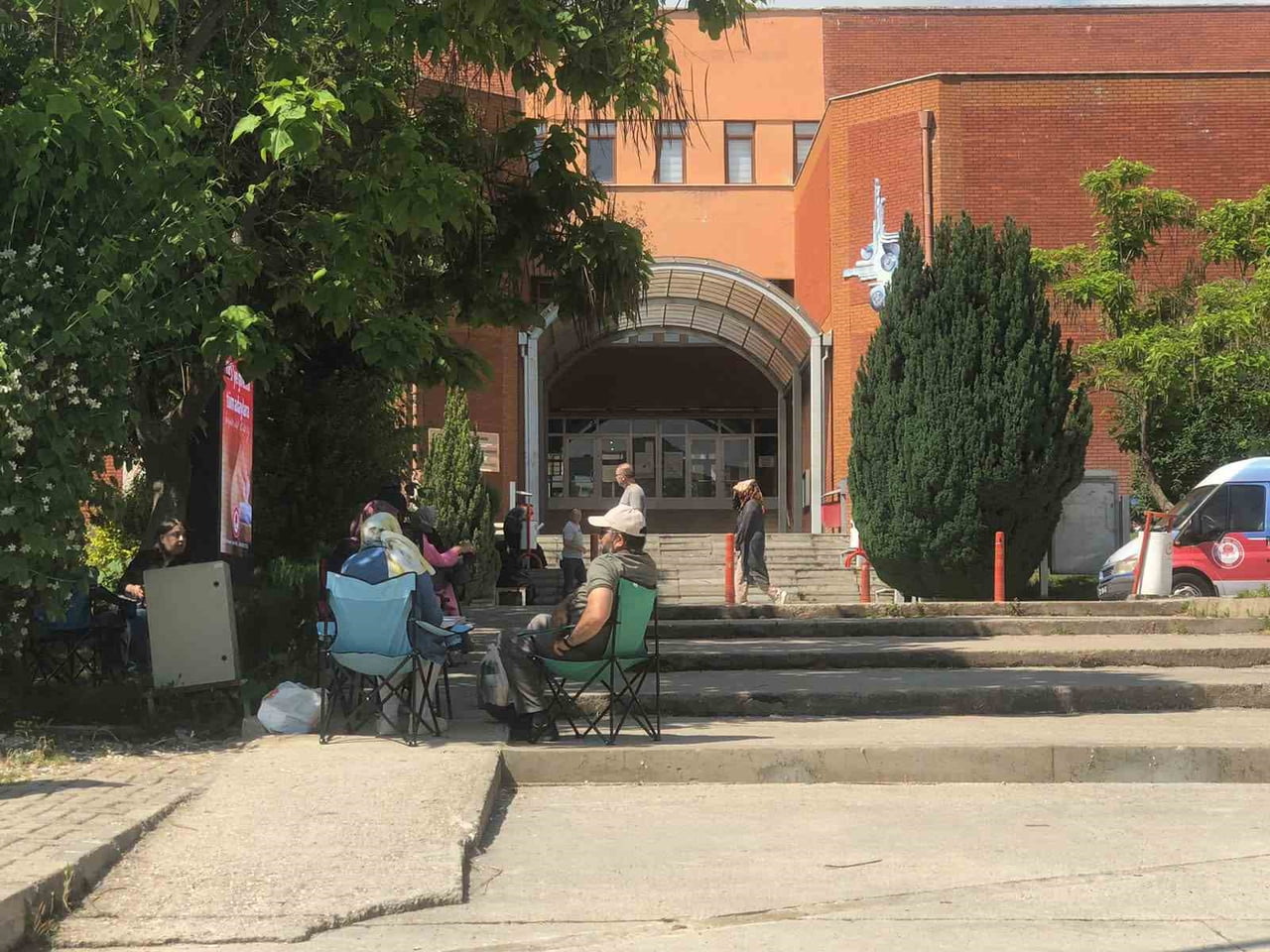 ÖĞRENCİLER SINAV HEYECANI YAŞARKEN, AİLELER OKUL BAHÇELERİ VE ÇEVRESİNDE KUR'AN-I KERİM OKUYUP DUA...