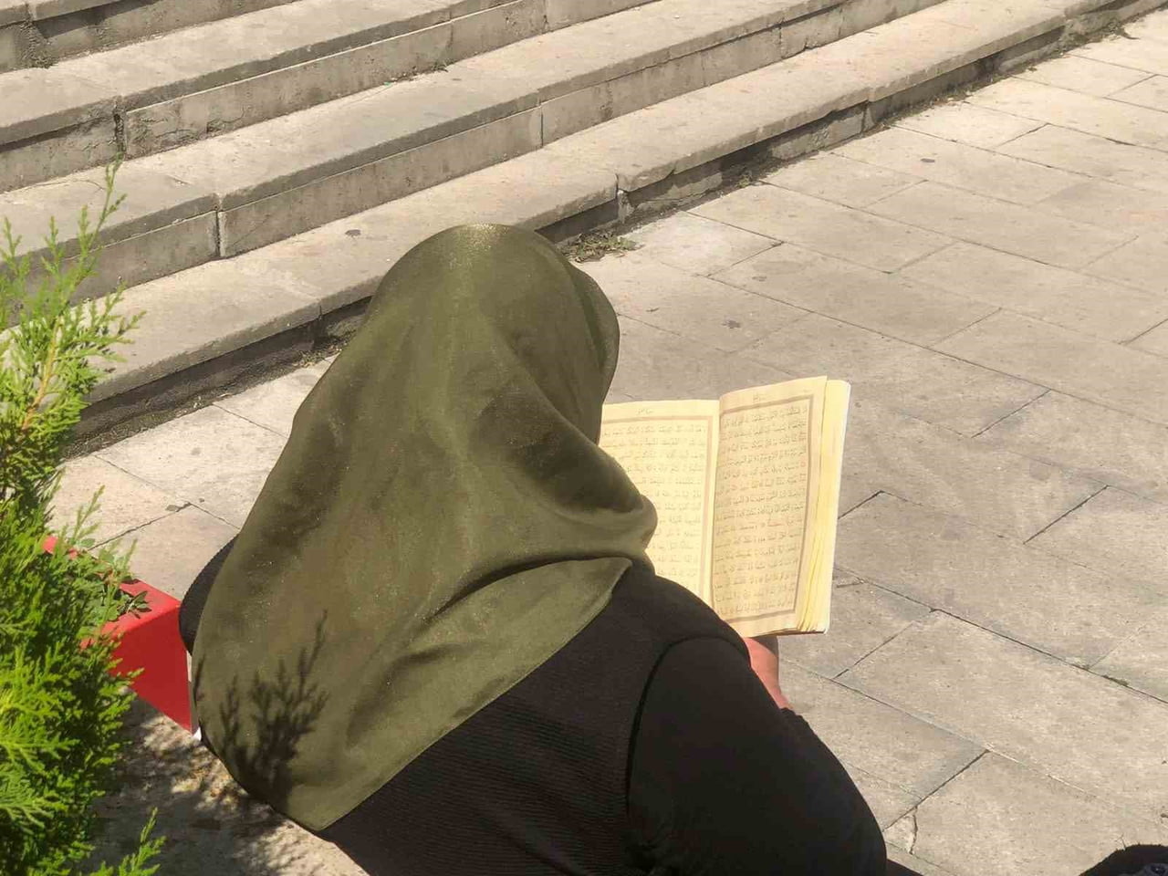ÖĞRENCİLER SINAV HEYECANI YAŞARKEN, AİLELER OKUL BAHÇELERİ VE ÇEVRESİNDE KUR'AN-I KERİM OKUYUP DUA...