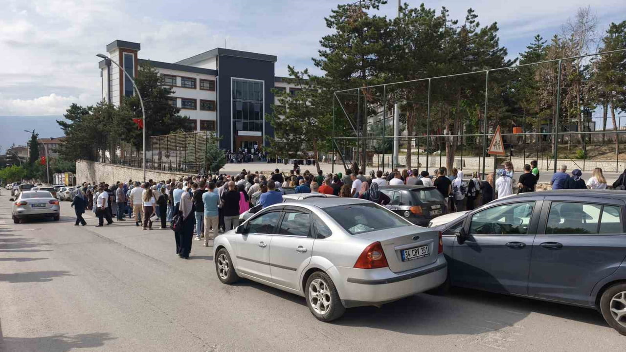 ÖĞRENCİLER SINAVDA TER DÖKERKEN, AİLELERİ DE OKUL BAHÇELERİ VE ÇEVRESİNDE HEYECANLI BEKLEYİŞLERİNİ...