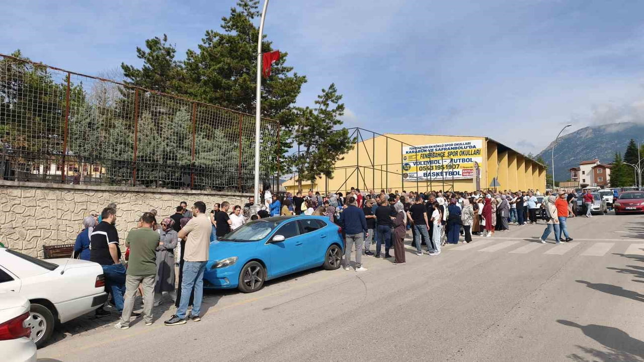 ÖĞRENCİLER SINAVDA TER DÖKERKEN, AİLELERİ DE OKUL BAHÇELERİ VE ÇEVRESİNDE HEYECANLI BEKLEYİŞLERİNİ...