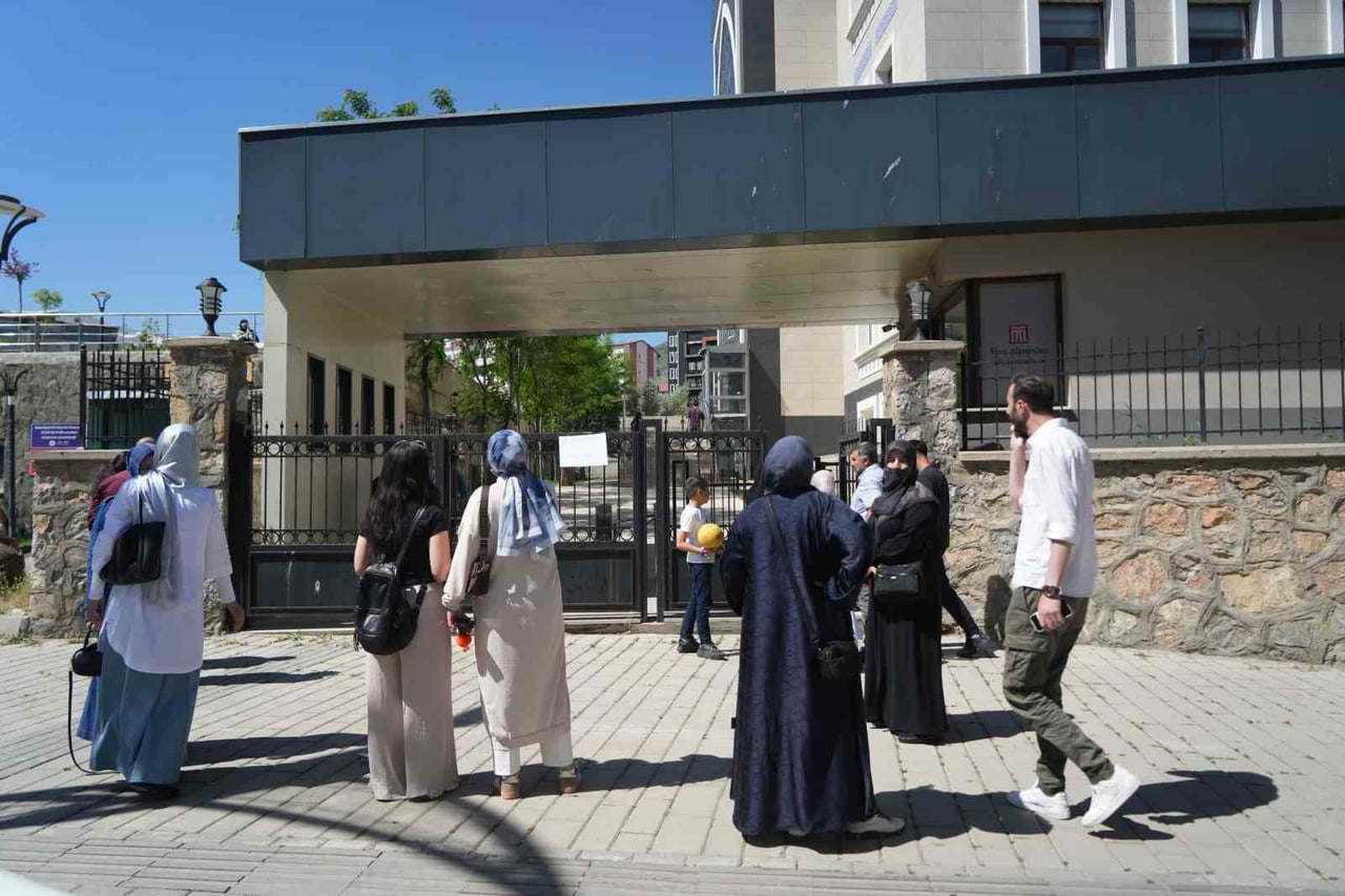 ÖĞRENCİLER SINAVDA, VELİLER DIŞARDA TER DÖKTÜ