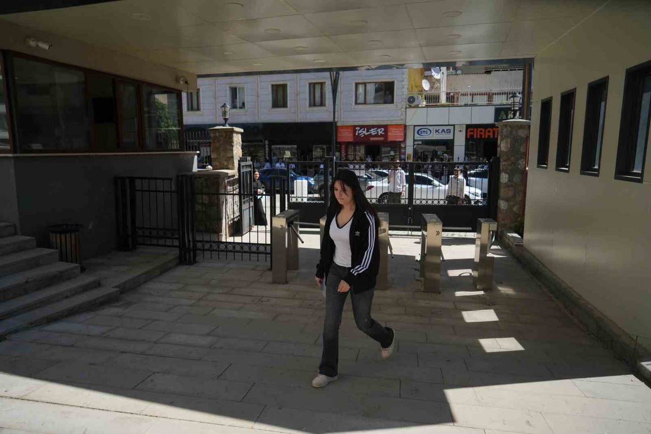 ÖĞRENCİLER SINAVDA, VELİLER DIŞARDA TER DÖKTÜ