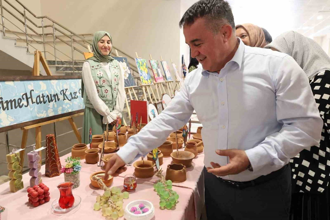 ÖĞRENCİLERİN EL EMEĞİ ÜRÜNLERİ SERGİDE BEĞENİ TOPLADI