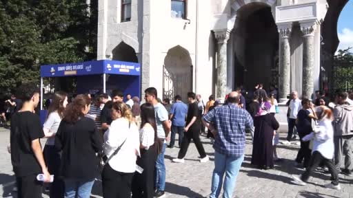 Öğrencilerin okul önlerinde YKS heyecanı
