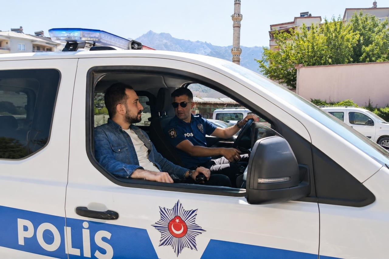 ÖĞRENCİLERİN YARDIMINA GÖREV BAŞINDAKİ POLİS EKİPLERİ YETİŞTİ.