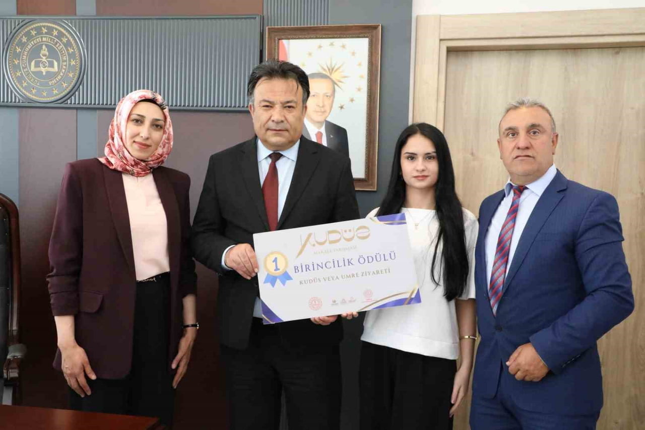 ÖĞRENCİSİ SILA KARATAŞ VE ÖĞRETMENLERİ