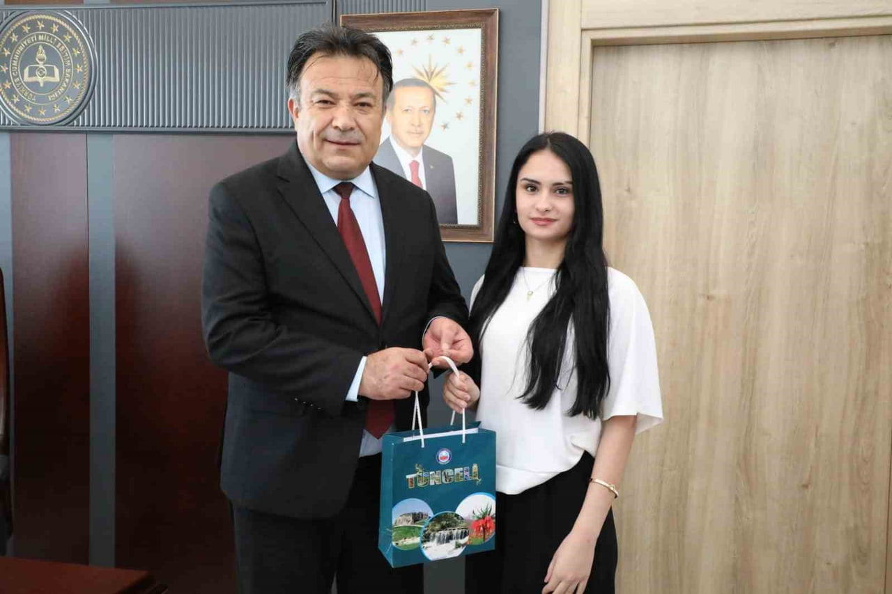 ÖĞRENCİSİ SILA KARATAŞ VE OKUL MÜDÜRÜ