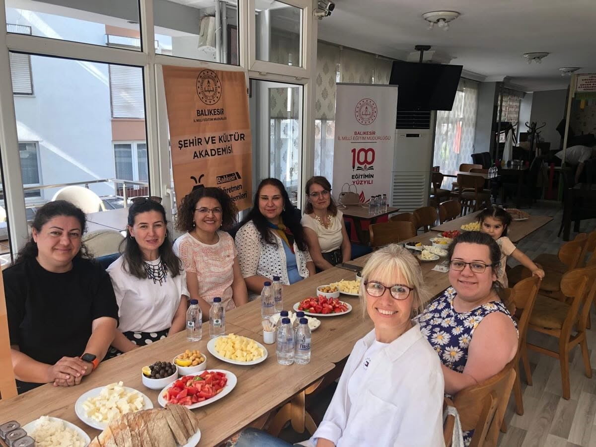 ÖĞRETMENLERE  "PEYNİR-ZEYTİN-EKMEK TADIM ETKİNLİĞİ"