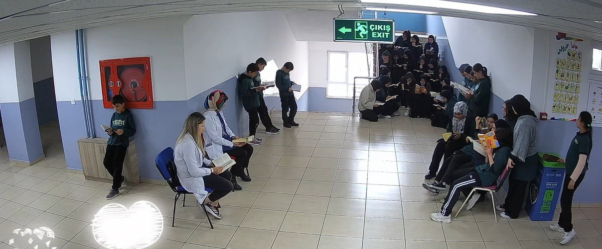 ÖĞRETMENLERİN SESSİZ KİTAP OKUMA DENEYİ ÖĞRENCİLERE ÖRNEK OLDU