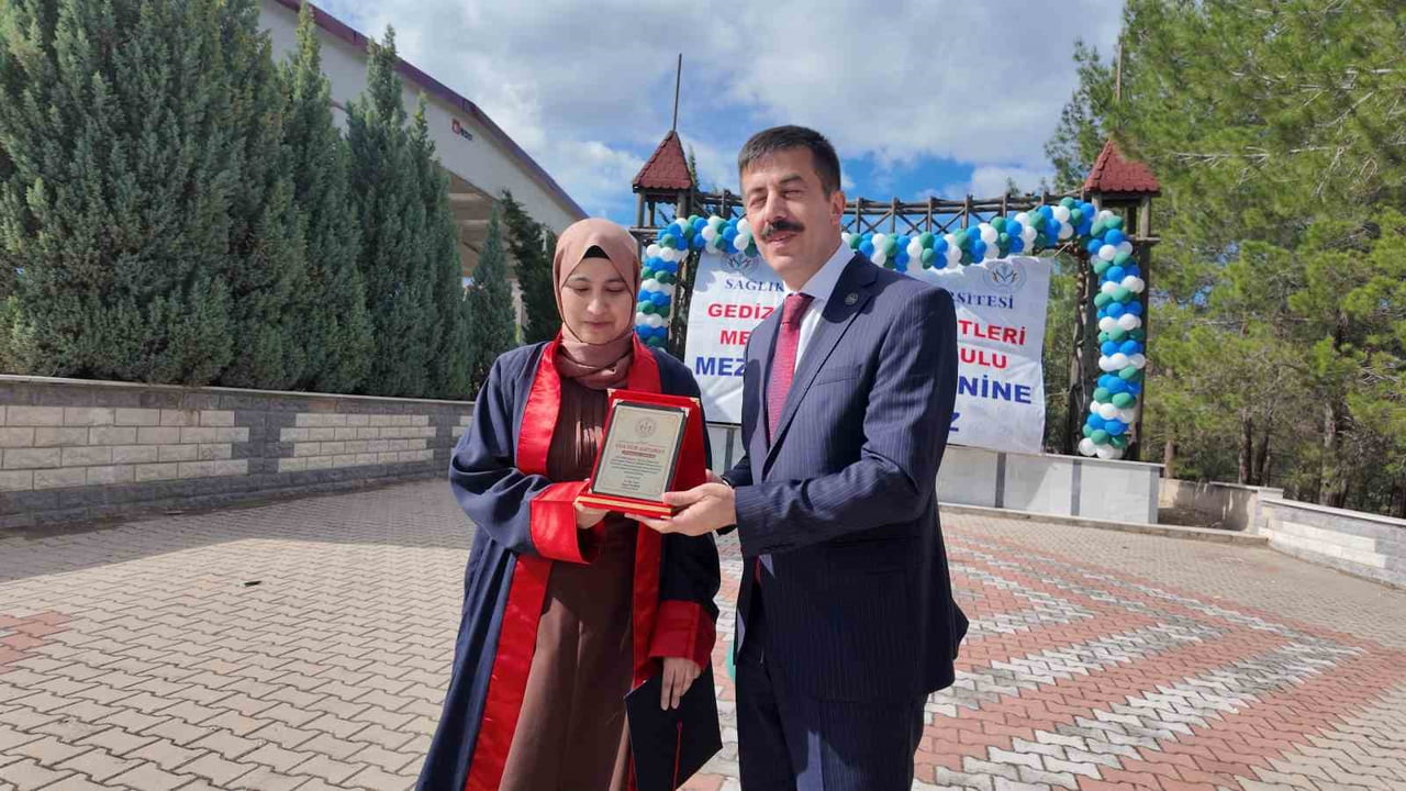 OKUL BİRİNCİSİ EDA NUR ADIYAMAN'IN ÖDÜLÜ KSBÜ REKTÖRÜ PROF. DR. AHMET TEKİN TARAFINDAN...