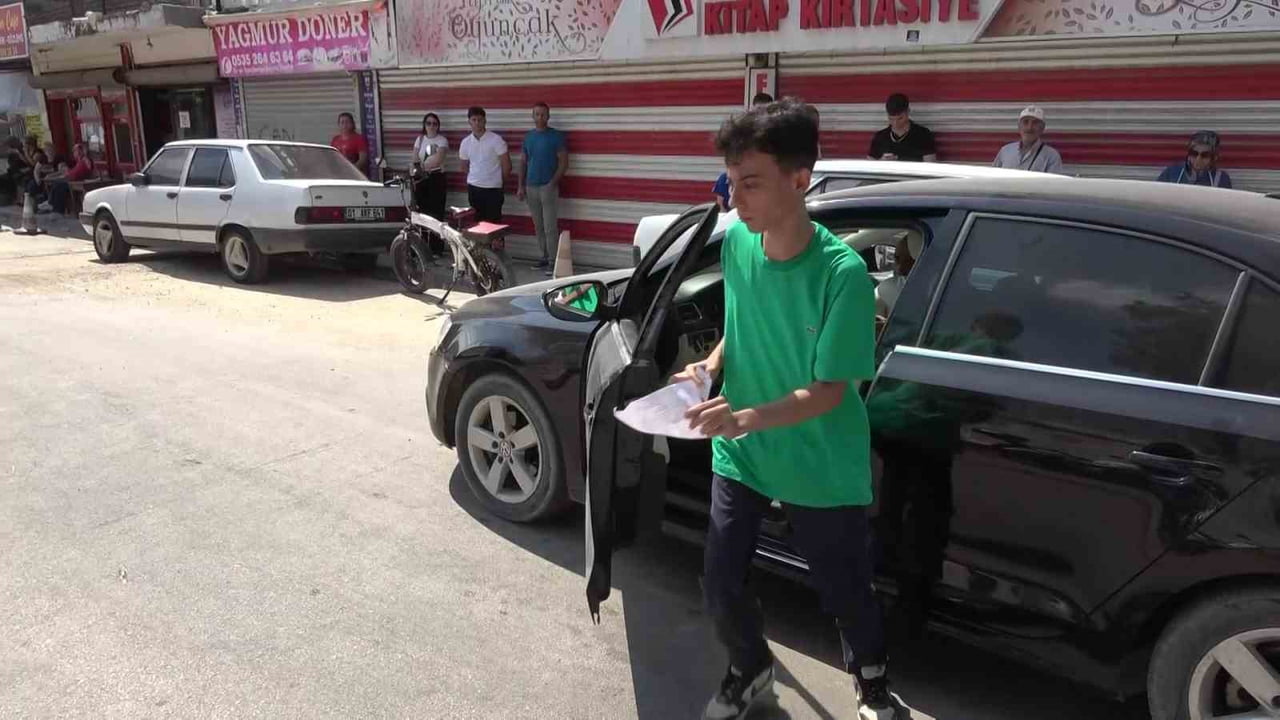 OKUL KAPISININ KAPANMASINA 1 DAKİKA KALA SINAV MERKEZİNE OTOMOBİLİYLE GELEN BİR GENÇ, HEYECANDAN...