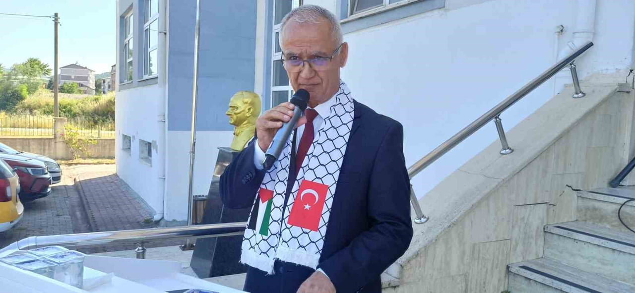 OKUL MÜDÜRÜ İSMAİL ÖZTÜRK MEZUNİYET  PROGRAMINDA  DAVETLİLERE HİTAP ETTİ