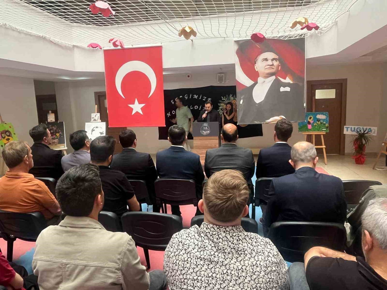 OKUL SALONUNDA GERÇEKLEŞTİRİLEN SERGİ