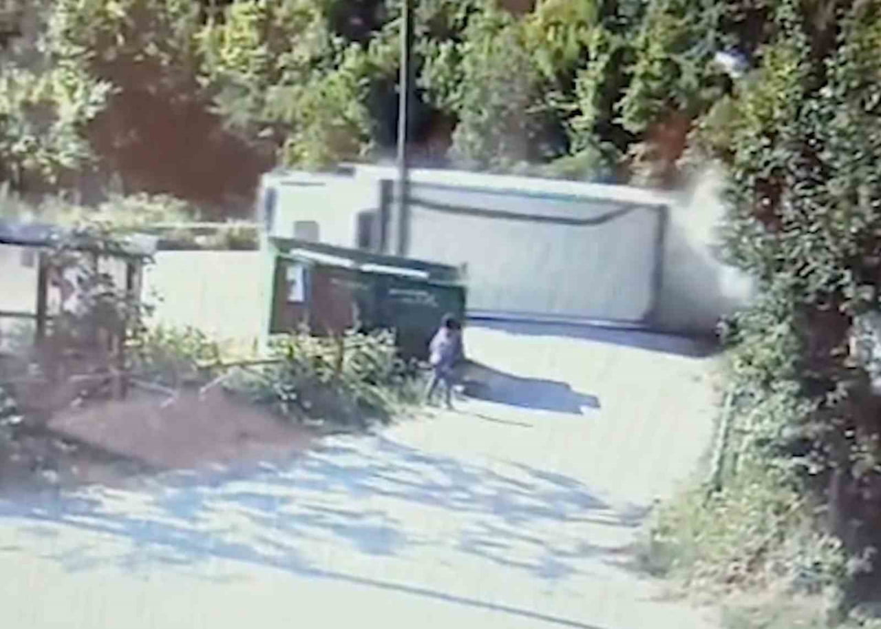 OKUL SERVİSİNE BİNMEK İÇİN YOLA ÇIKAN ÖĞRENCİNİN İSE SANİYELERLE KAMYONUN ALTINDA KALMAKTAN...