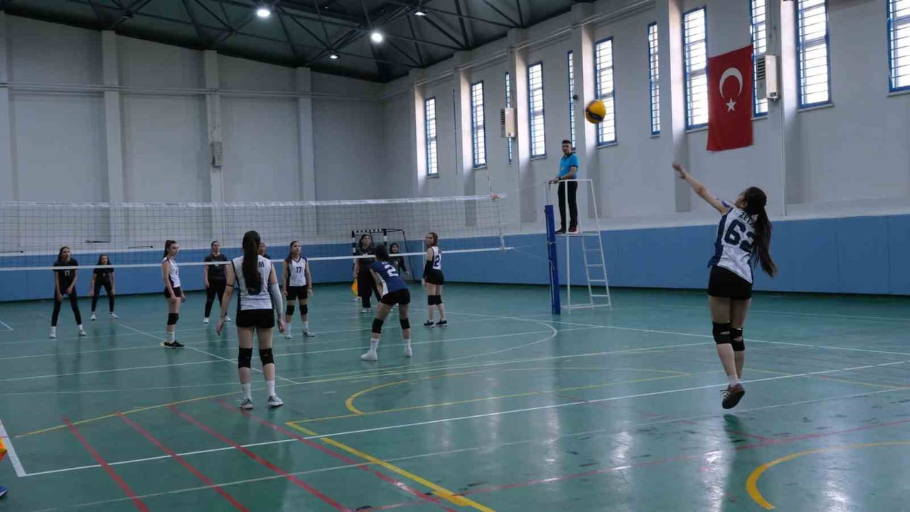 OKUL SPORLARINDA VOLEYBOL HEYECANI DEVAM EDİYOR