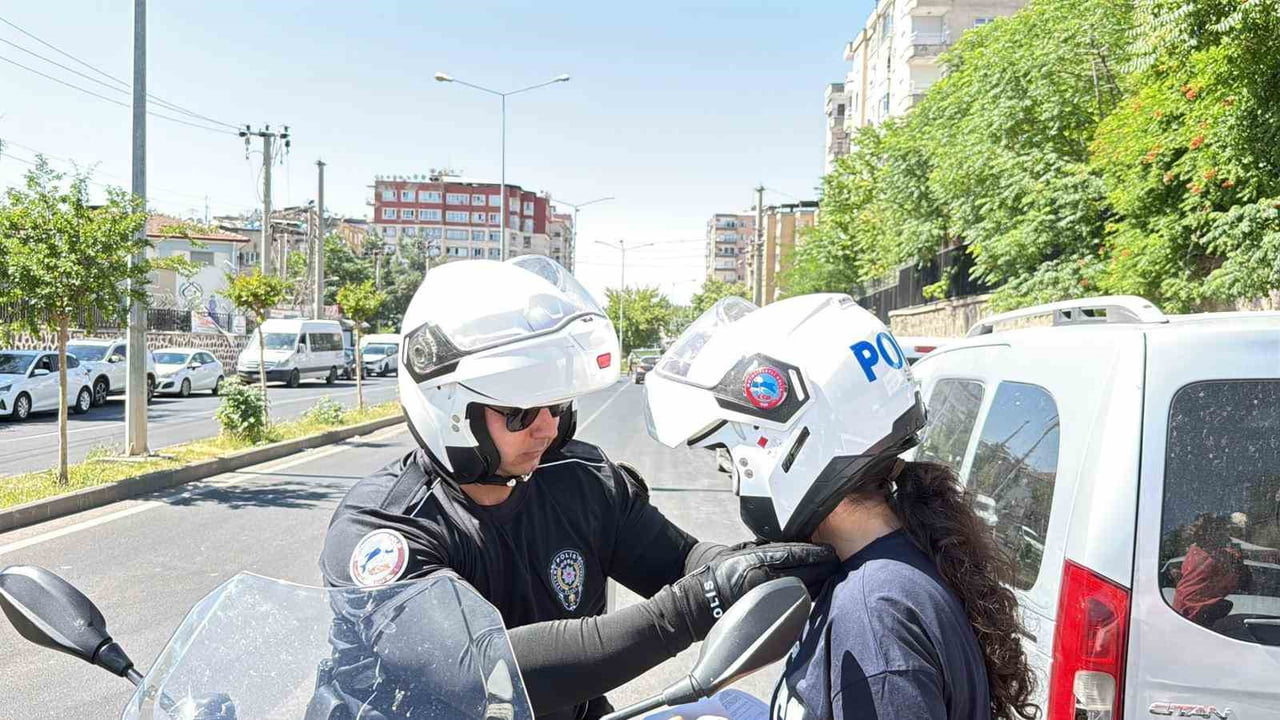 OKULLARI KARIŞTIRAN ÖĞRENCİLER, POLİS EKİPLERİ EŞLİĞİNDE SON DAKİKALARDA...