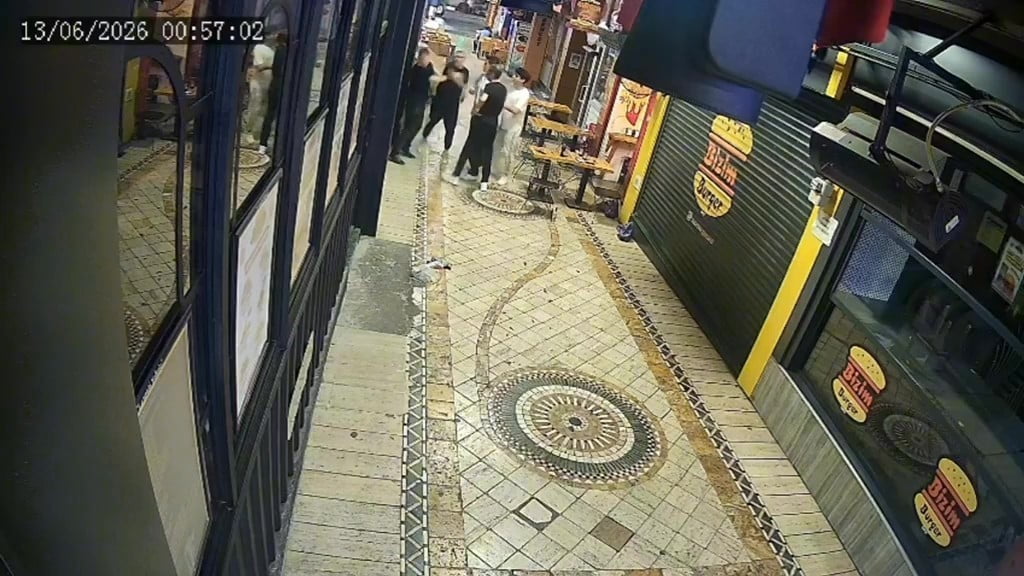 OLAY ANINA AİT ORTAYA ÇIKAN YENİ GÜVENLİK KAMERASI GÖRÜNTÜLERİNDE, ŞÜPHELİLERİN YOLUNU KESTİKLERİ...