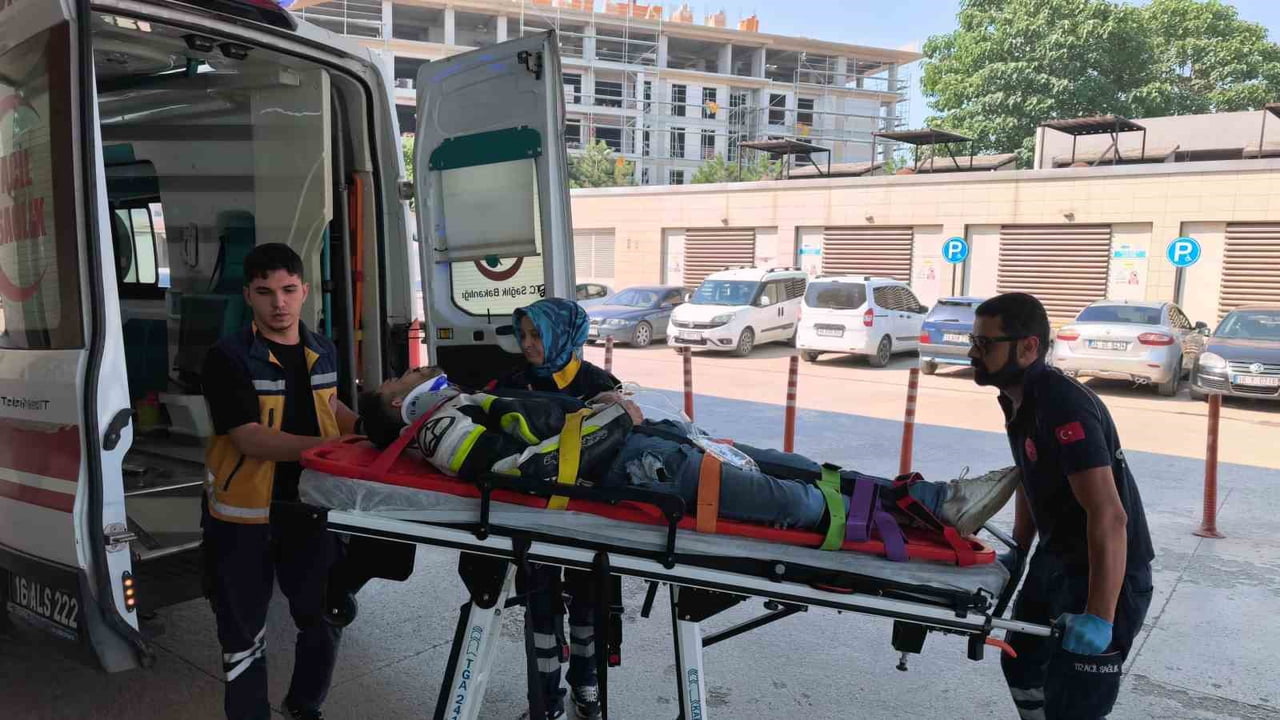 OLAY YERİNE SEVK EDİLEN SAĞLIK EKİPLERİ TARAFINDAN İLK MÜDAHALESİ YAPILAN YARALI, AMBULANSLA...