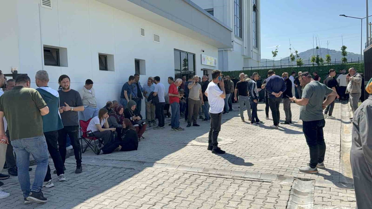 ÖLENLERİN AİLESİ GÖZYAŞI DÖKTÜ.