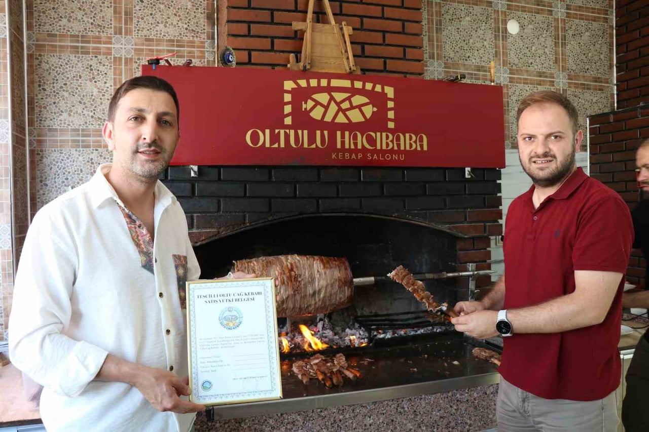 OLTU CAĞ KEBABI DENETİM KOMİSYONU ÜYESİ KADİR PARLAK (SOLDA) AÇIKLAMA YAPTI