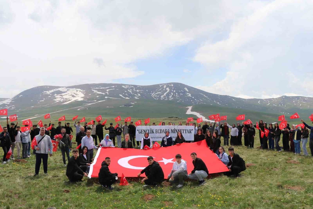 OLTU İLÇE MİLLİ EĞİTİM MÜDÜRLÜĞÜNÜN ORGANİZASYONUYLA İLÇEDEKİ ÇEŞİTLİ LİSELERDE EĞİTİM GÖREN...