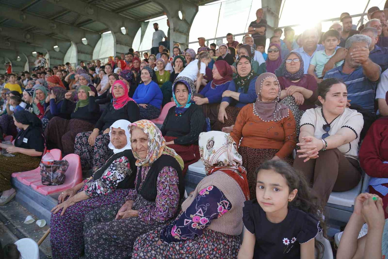 ÖNCEKİ YILLARDA OLDUĞU GİBİ TURNUVAYA KADINLAR YOĞUN İLGİ GÖSTERDİ.