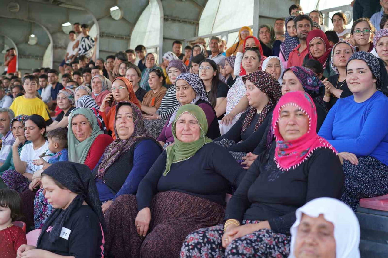 ÖNCEKİ YILLARDA OLDUĞU GİBİ TURNUVAYA KADINLAR YOĞUN İLGİ GÖSTERDİ.