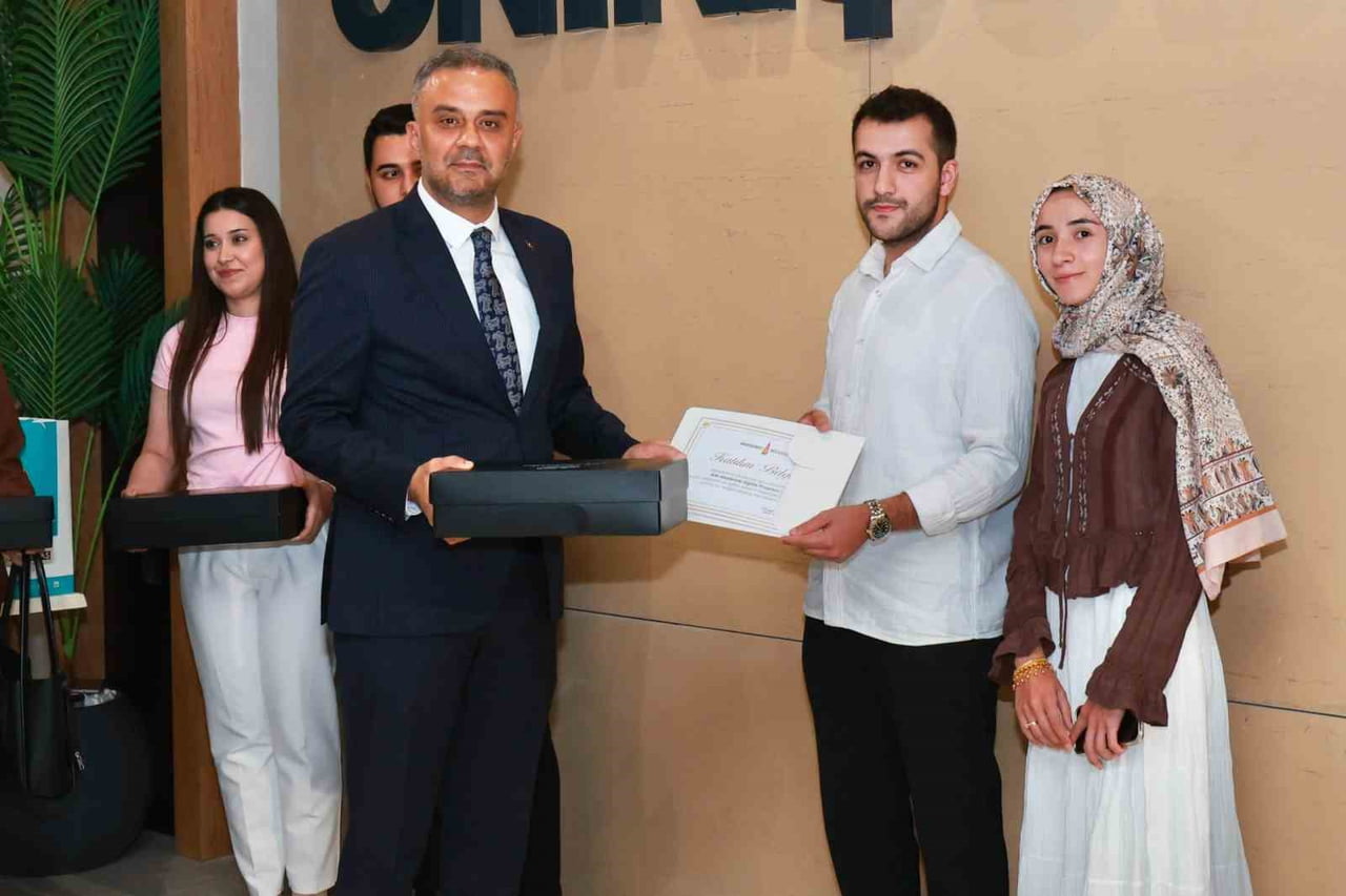 ONİKİŞUBAT BELEDİYE BAŞKANI HANİFİ TOPTAŞ, KURSİYERLERE SERTİFİKALARINI VERDİ.