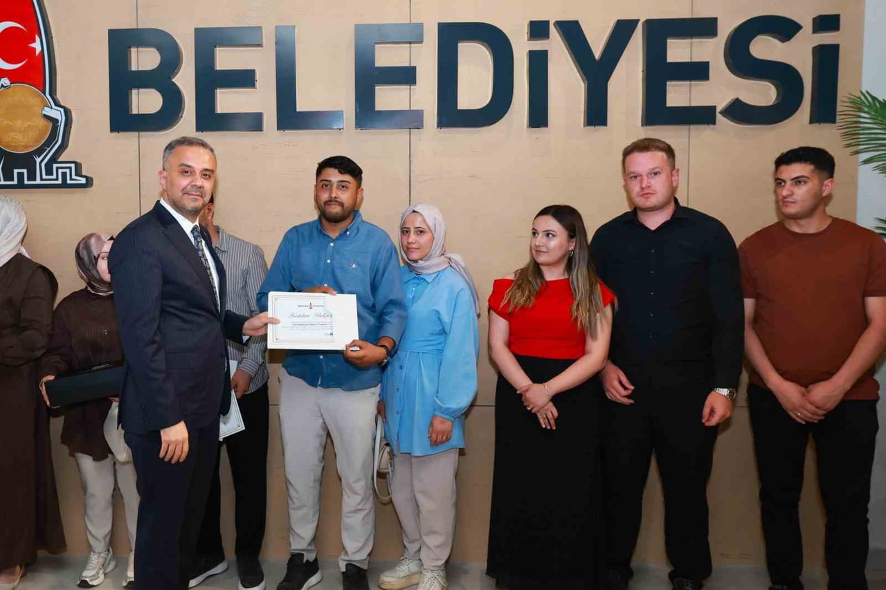 ONİKİŞUBAT BELEDİYE BAŞKANI HANİFİ TOPTAŞ, KURSİYERLERE SERTİFİKALARINI VERDİ.