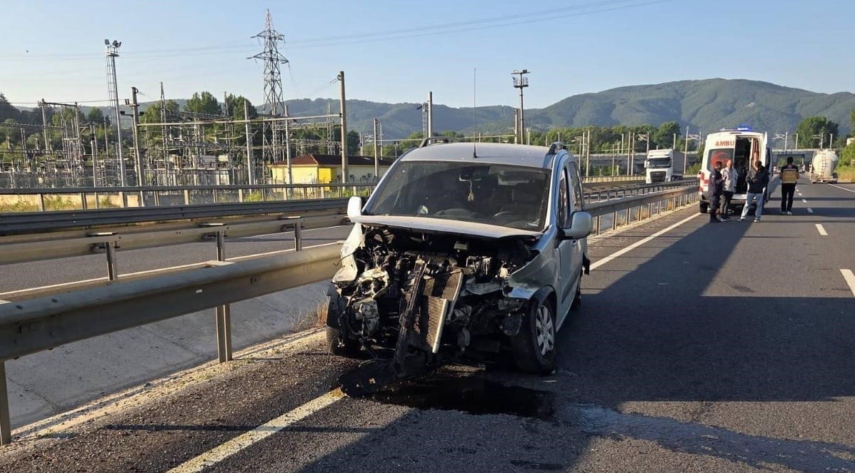 ÖNÜNDE SEYREDEN OTOMOBİLE ARKADAN ÇARPTI, KAZADA 1 KİŞİ YARALANDI