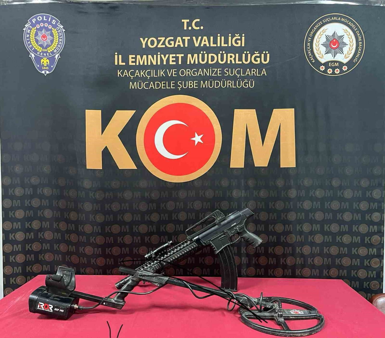 OPERASYON KAPSAMINDA, LAHİT TAŞI İLE BİRLİKTE EL DEDEKTÖRÜ VE RUHSATSIZ UZUN NAMLULU SİLAH ELE...
