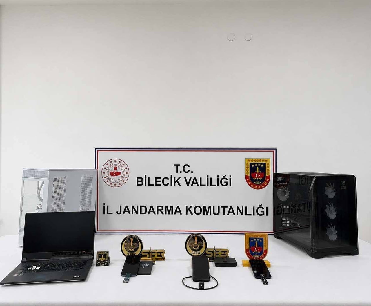 OPERASYONDA 12 DİJİTAL MATERYALE EL KONULDU.