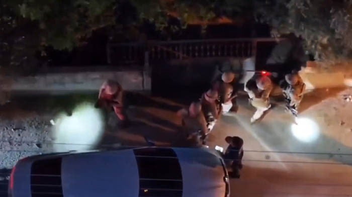 OPERASYONDA BAZI EVLERİN KAPILARI KOÇBAŞI KULLANILARAK KIRILARAK GİRİLİRKEN, ŞÜPHELİLER TEK TEK...
