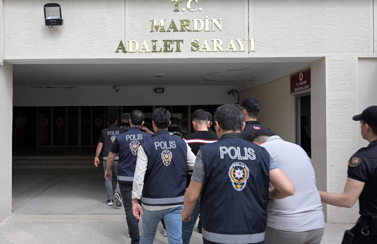 OPERASYONDA GÖZALTINA ALINAN 15 ŞÜPHELİ, EMNİYETTEKİ İŞLEMLERİNİN ARDINDAN SEVK EDİLDİKLERİ ADLİ...