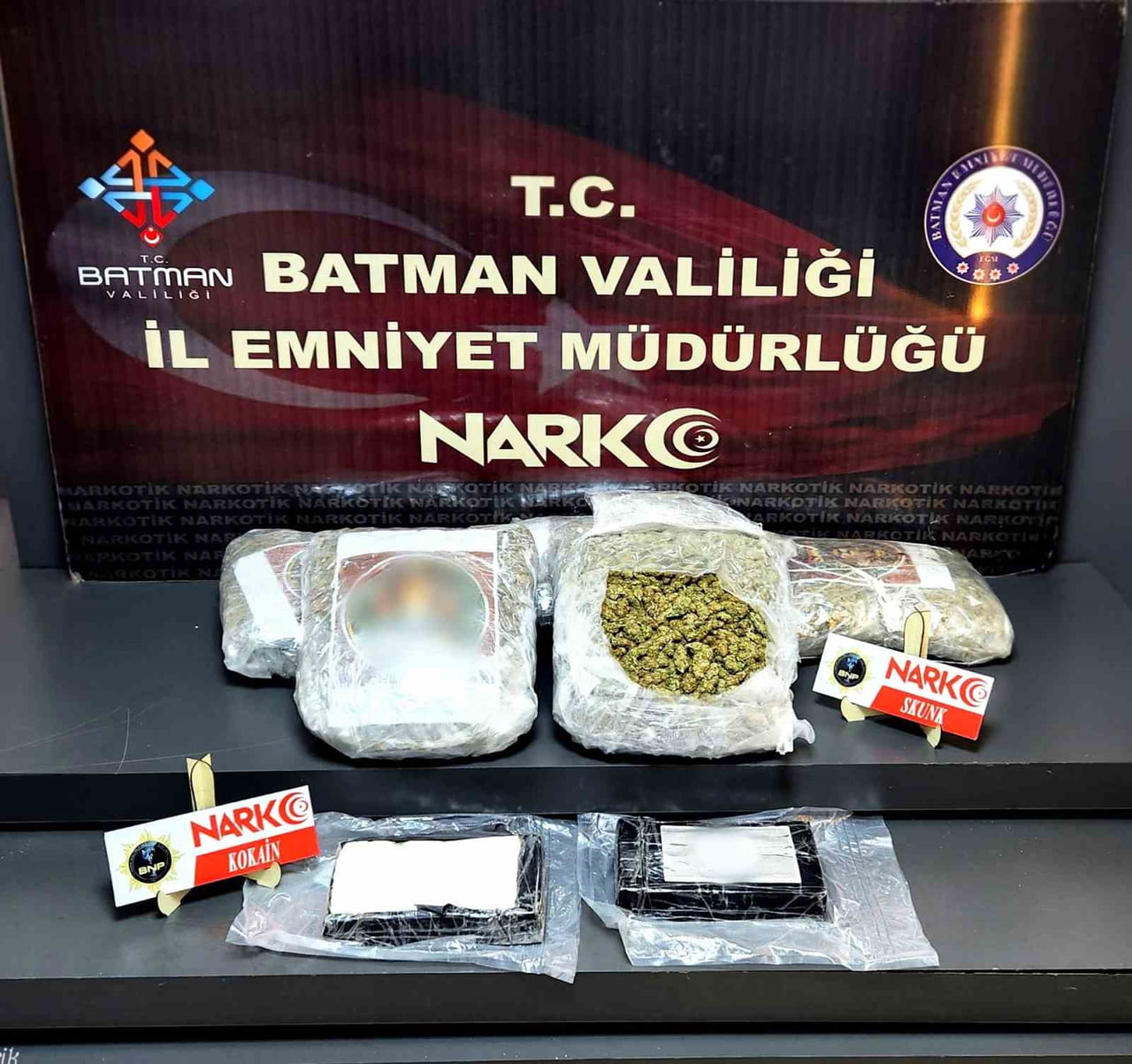 OPERASYONDA TIR DORSESİNE GİZLENMİŞ 2 KİLO 20 GRAM KOKAİN VE 11 KİLOGRAM SKUNK MADDESİ ELE...