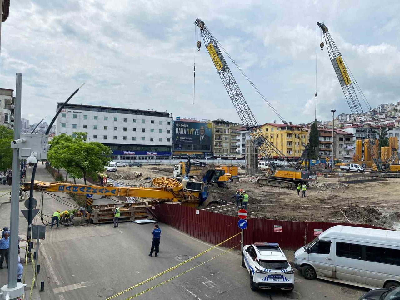 ORDU'DA İŞ MAKİNESİNİN DEVRİLMESİ SONUCU OPERATÖR YARALANDI.