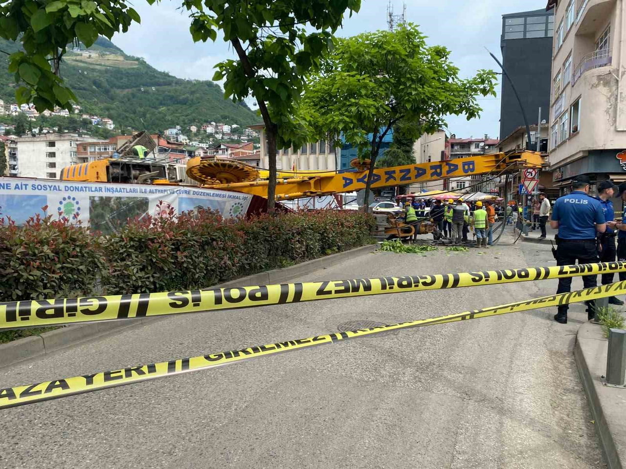 ORDU'DA İŞ MAKİNESİNİN DEVRİLMESİ SONUCU OPERATÖR YARALANDI.