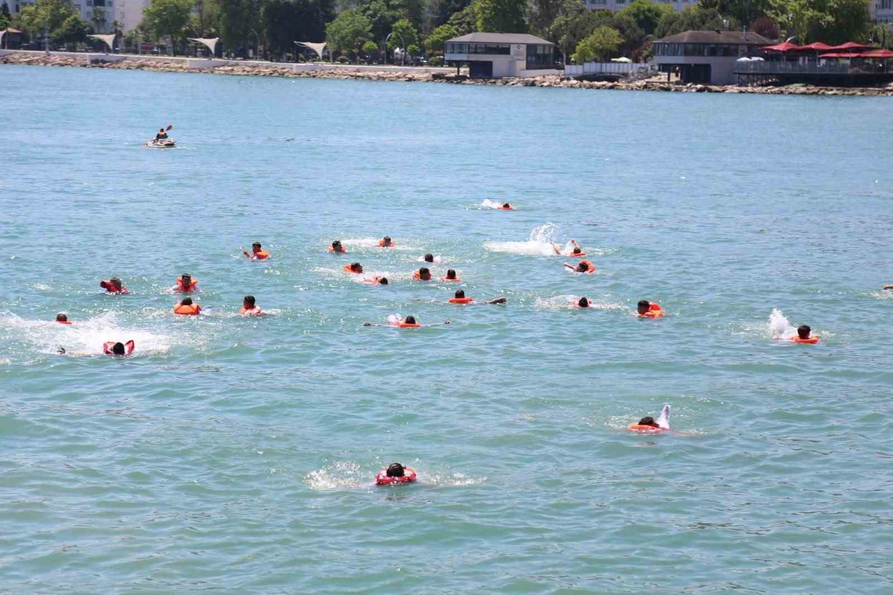 ORDU'NUN FATSA İLÇESİNDEKİ ATATÜRK DENİZCİLİK MESLEKİ VE TEKNİK ANADOLU LİSESİ MEZUNLARI, DENİZE...