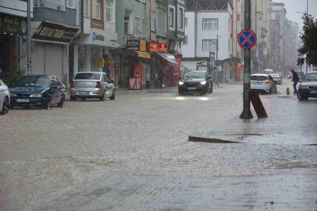 ORDU'NUN ÜNYE İLÇESİNDE SABAH SAATLERİNDE ETKİLİ OLAN SAĞANAK YAĞIŞTA CADDE VE SOKAKLAR SU ALTINDA...