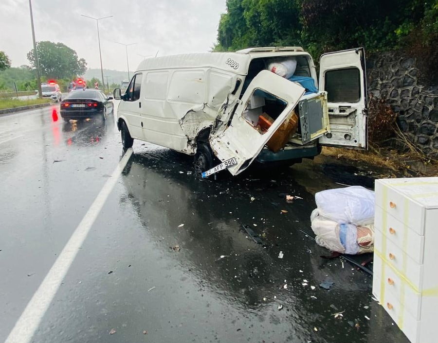 ORDU'NUN ÜNYE İLÇESİNDE SAĞANAK NEDENİYLE KAYGANLAŞAN YOLDA 3 ARACIN KARIŞTIĞI TRAFİK KAZASINDA 6...
