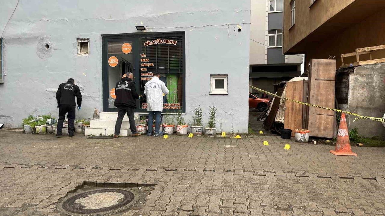 ORDU'NUN ÜNYE İLÇESİNDE SOKAK ORTASINDA SİLAHLI SALDIRIYA UĞRAYAN BİR KİŞİ YARALANDI. POLİS, KAÇAN...