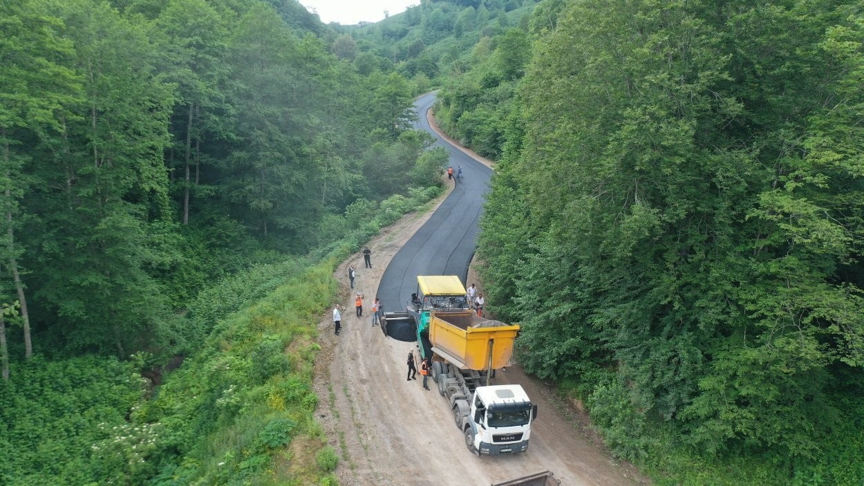 ORDU BÜYÜKŞEHİR BELEDİYESİ TARAFINDAN ŞEHRİN İHTİYAÇ DUYULAN NOKTALARINDA SICAK ASFALT ÇALIŞMALARI...