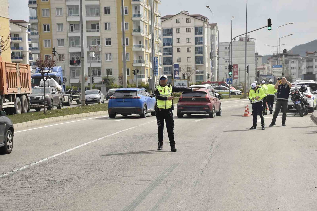 ORDU’DA POLİS EKİPLERİ TARAFINDAN TRAFİK KAZALARINI AZALTMAYA YÖNELİK YAPILAN DENETİMLERDE, SON 2...
