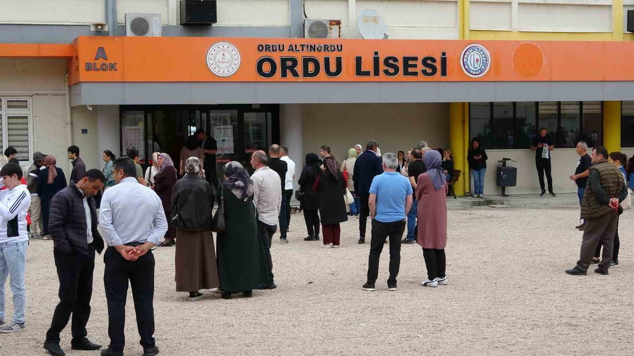 ORDU’DA YÜKSEKÖĞRETİM KURUMLARI SINAVI’NIN (YKS) İLK OTURUMU ÖNCESİNDE ADAYLAR SINAV MERKEZLERİNE...