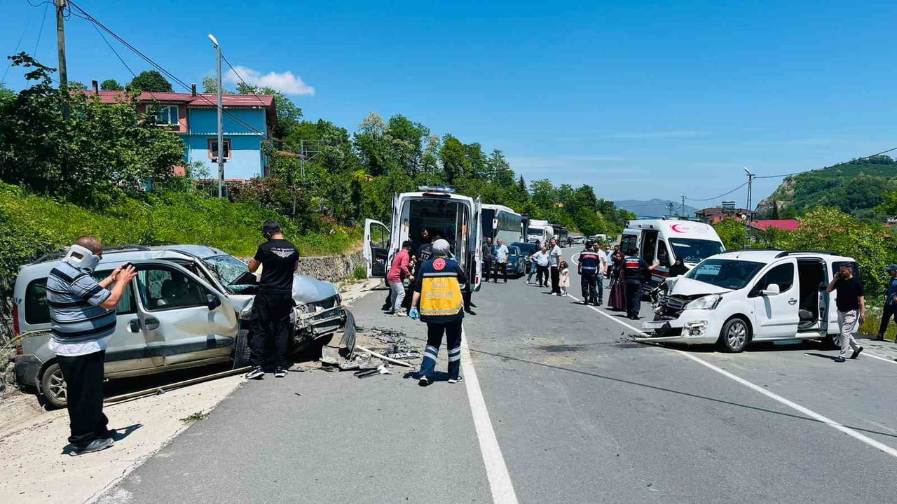 ORDU’NUN ULUBEY İLÇESİNDE KONTROLDEN ÇIKARAK KARŞI ŞERİDE GEÇEN HAFİF TİCARİ ARACIN MOTOSİKLET VE...