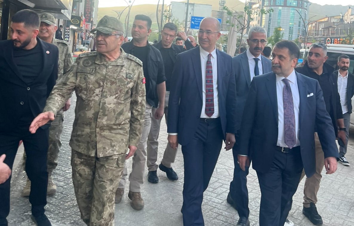 ORGENERAL TOKEL, ESNAF VE VATANDAŞLARLA SOHBET ETTİ, ONLARIN TALEP VE SORUNLARINI DİNLEDİ