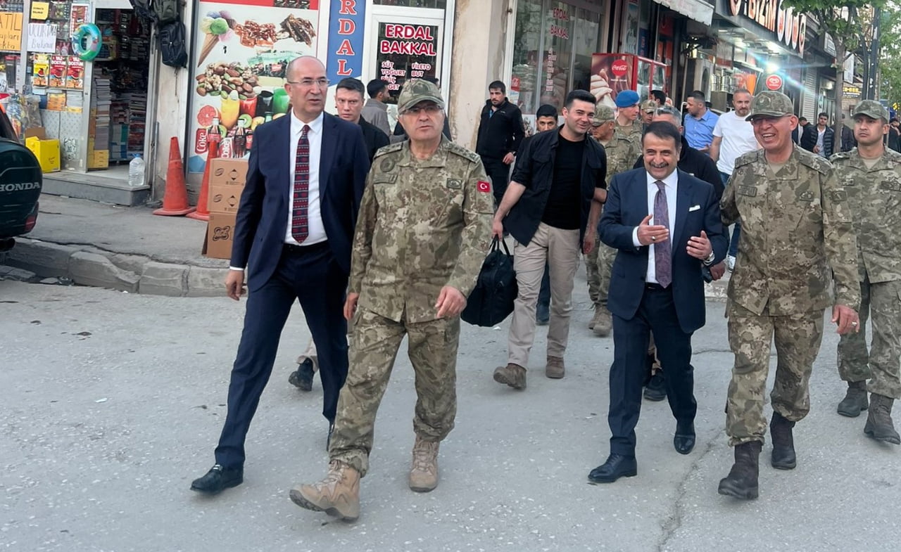ORGENERAL TOKEL, ESNAF VE VATANDAŞLARLA SOHBET ETTİ, ONLARIN TALEP VE SORUNLARINI DİNLEDİ
