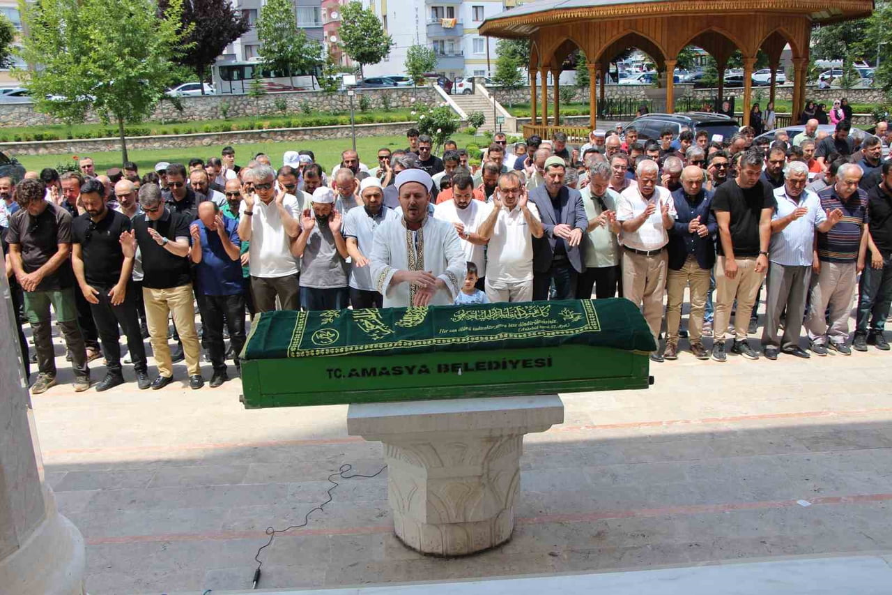 ORHAN ARSLANTAŞ'IN  CENAZESİ HAZRETİ ÖMER CAMİİ’NDE DÜZENLENEN CENAZE TÖRENİNİN ARDINDAN MEMLEKETİ...